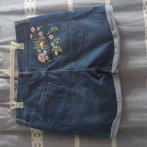 Shorts with wildflower detail on pocket